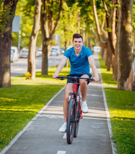 Jovem Caucasiano Feliz Ciclismo Pista Bicicleta Verde — Fotografia de Stock