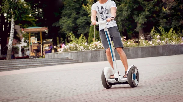 Jovem Caucasiano Homem Montando Segway Parque Cidade — Fotografia de Stock