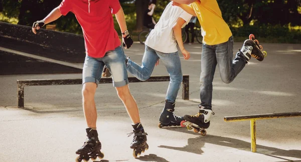 Genç Silindirler Skatepark Hileler Pratik — Stok fotoğraf