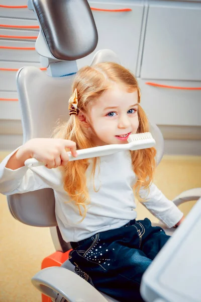 Маленькая Веселая Девочка Двумя Хвостиками Светлых Волос Стоматологической Клинике — стоковое фото