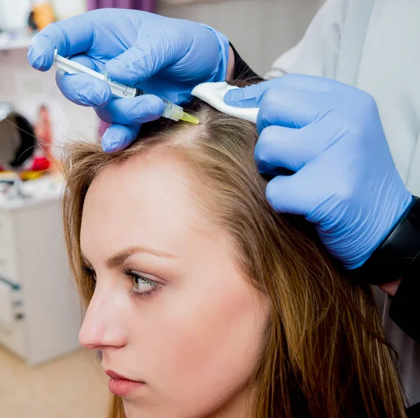 Estetista Paziente Nella Clinica Medicina Estetica Iniezione — Foto Stock