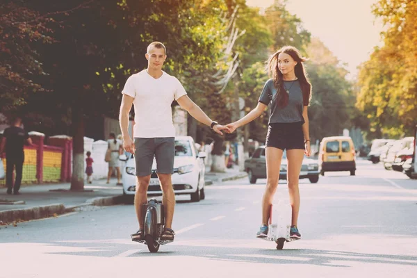 Junges Kaukasisches Paar Fährt Segways Durch Die Stadt — Stockfoto
