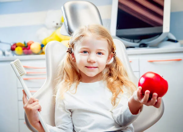 Маленькая Веселая Девочка Двумя Хвостиками Рыжих Волос Стоматологической Клинике — стоковое фото
