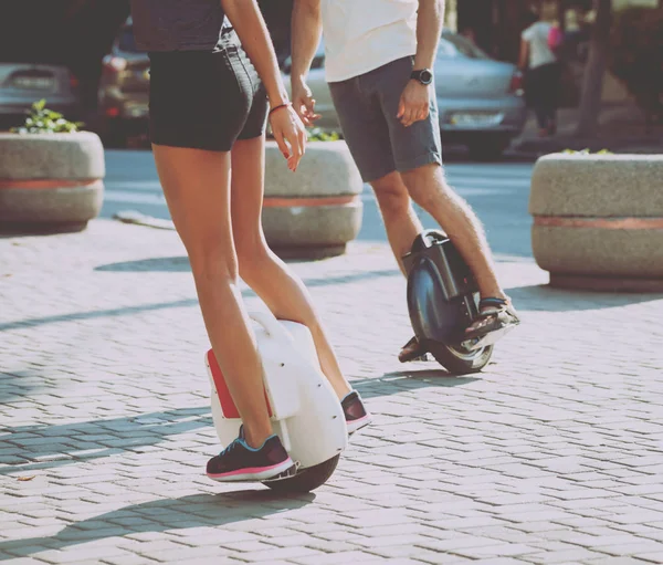 Joven Pareja Caucásica Montando Segways Parque —  Fotos de Stock