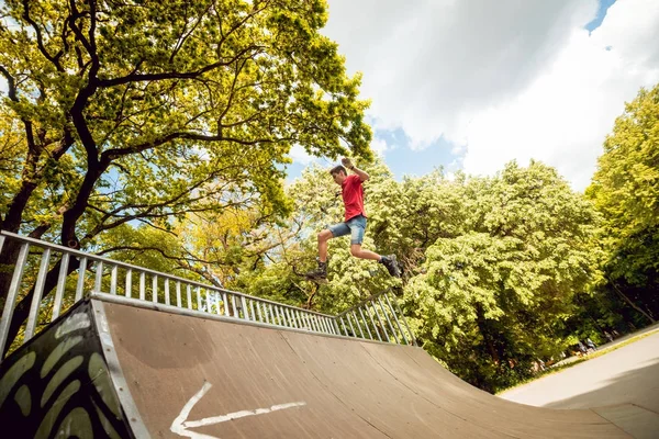 Junge Rollschuhfahrer Tricksen Skatepark — Stockfoto