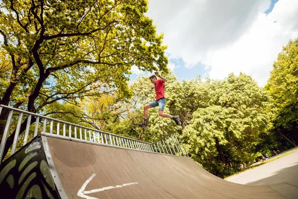 Mladí Válečkem Dělat Triky Skateparku — Stock fotografie