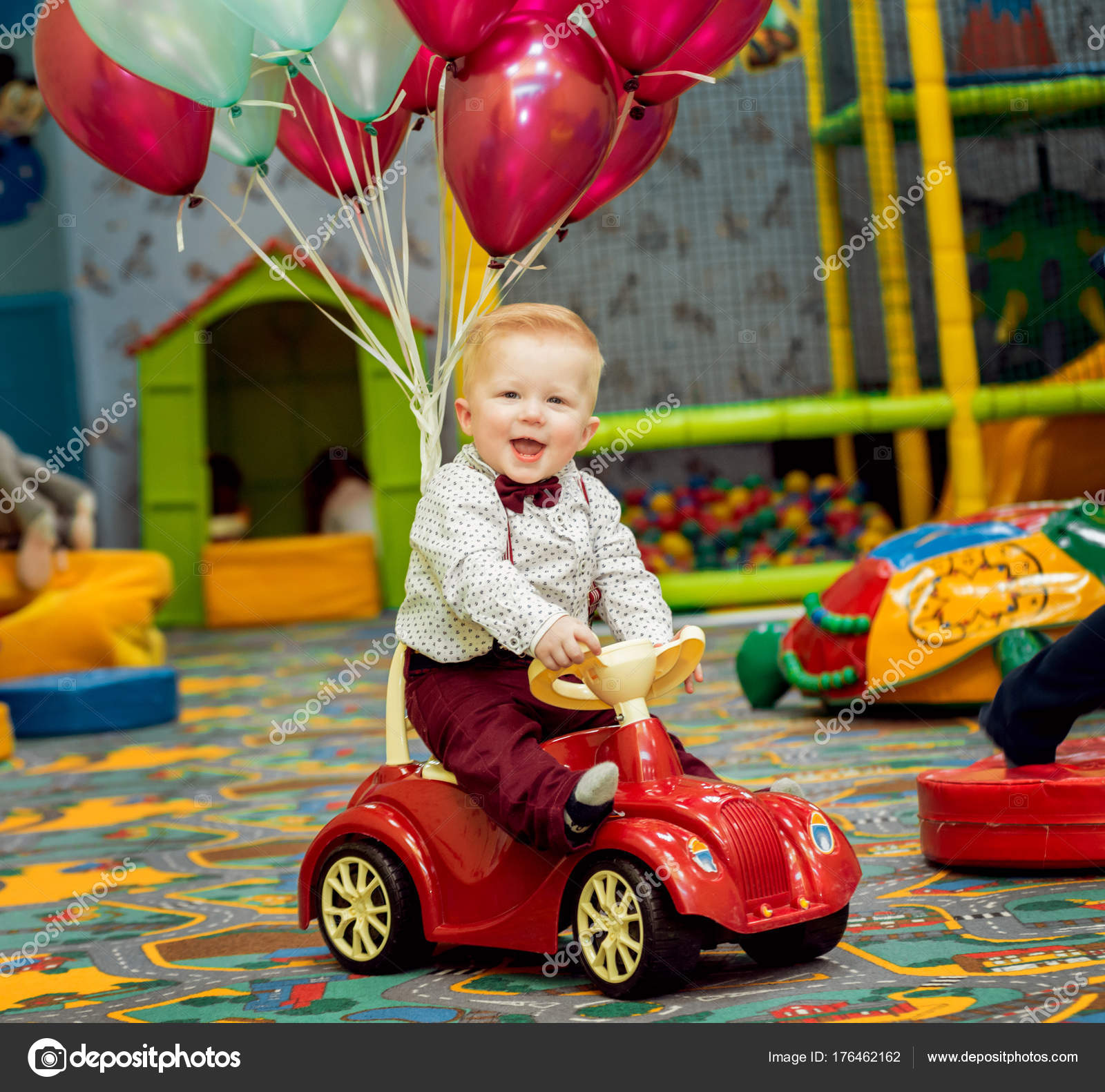 baby swimming pool with balls