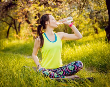 Genç kızı pratik Yoga Park