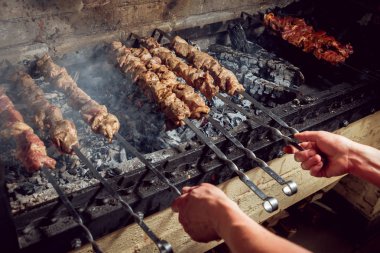 Şaşlık şiş üzerinde pişirme
