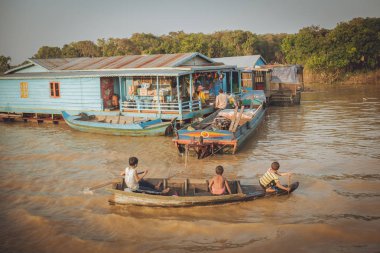 Kamboçya. Siem Reap - Mart 16/2016: Görünüm nehrin Tonlesap.