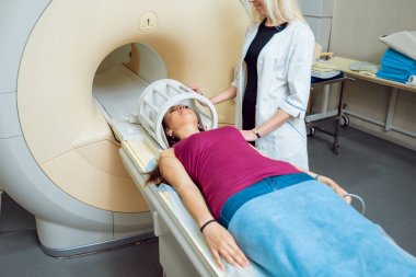 Bayan Beyaz doktor ve femele Orta Doğu hasta hastane MRI odasında.