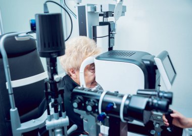 Onu görme göz doktoru ile kontrol kadın kıdemli. Tıbbi malzeme. Coreometry.