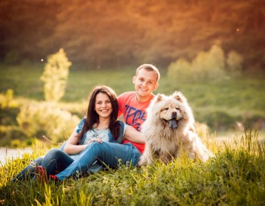 Parkta yürüyüş ve iyi vakit geçiriyorlardı onların köpek uyumak ile genç Çift