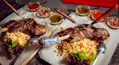 Et ve çeşitli sauses ile pişmiş pirinç.