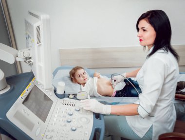 Kadın doktor ve küçük sarışın kız hasta. Ultrason cihazları. Tanılama. Ultrason.