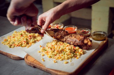 Et ve çeşitli sauses ile pişmiş pirinç.