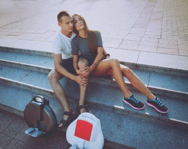 Şehir genelinde Segways sürme genç Çift