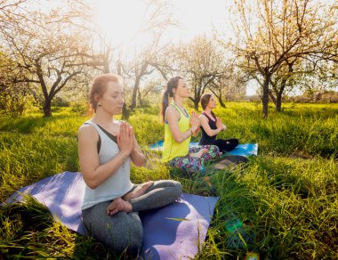 Pratik Yoga Park üç genç kız