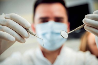 Diş hekimi diş ofiste. Tedavi