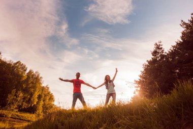 Genç çift parkta batımında iyi vakit geçiriyor