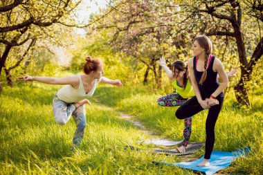 Pratik Yoga Park üç genç kız