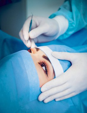 Genç kadın görüşünü göz doktoru ile kontrol. Tıbbi donatımı.