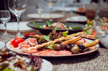 et çeşitli eklemelerle tabağa dilimlenmiş