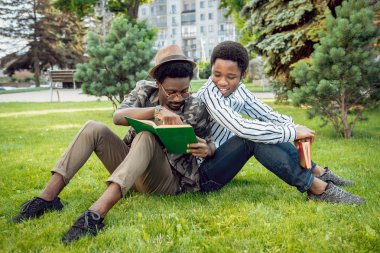 İki Afrikalı öğrenciler eğitim yeşil park.