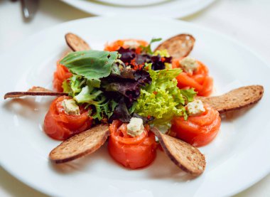 Ekmek ve otlar ile Somon böreği.