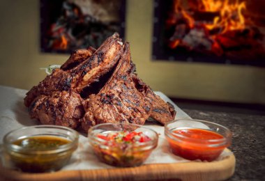 Soğan ve sauses ızgara kaburga