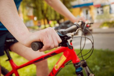 Beyaz delikanlı Yeşil Bisiklet şeritli üzerinde Bisiklete binme