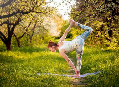 Genç kızı pratik Yoga Park