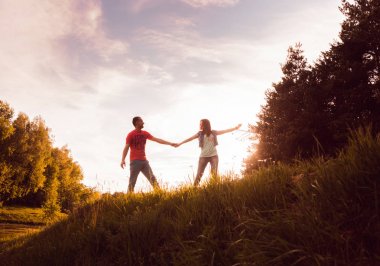 Genç çift parkta batımında iyi vakit geçiriyor