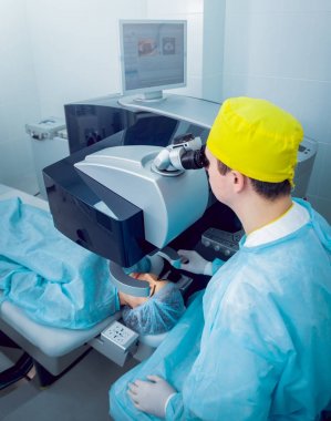 Genç kadın görüşünü göz doktoru ile kontrol. Tıbbi donatımı.