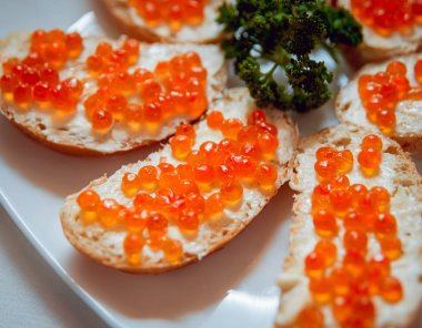 Sandviç plaka üzerinde kırmızı havyar ile