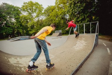 Agresif silindirler rampa üzerinde paten