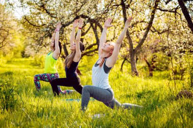 Pratik Yoga Park üç genç kız