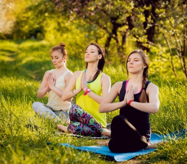 Pratik Yoga Park üç genç kız