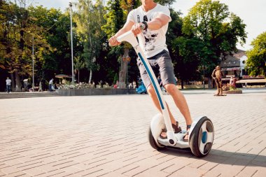 Beyaz delikanlı segway Şehir Parkı içinde sürme