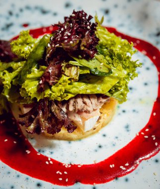 et ve sebze ile sıcak salata