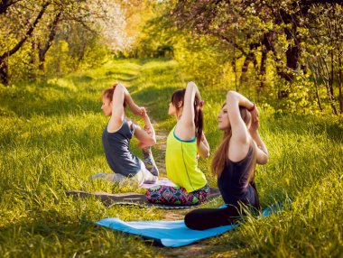 Pratik Yoga Park üç genç kız