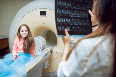 Doktor ve hastane MRI odasında küçük kız hasta. Tıbbi donatımı. 