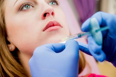 Şevval Özçelik Güzellik ve estetik tıp Kliniği hastada. Enjeksiyon.