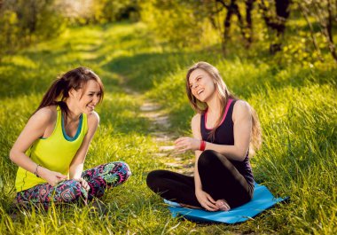 İki genç kız parkta Yoga uygulamak ve having fun