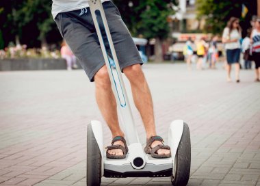 Beyaz delikanlı segway Şehir Parkı içinde sürme