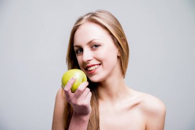 Stüdyo portre apple ile güzel çıplak beyaz kadın.