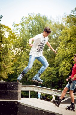 Agresif silindirler parkta paten