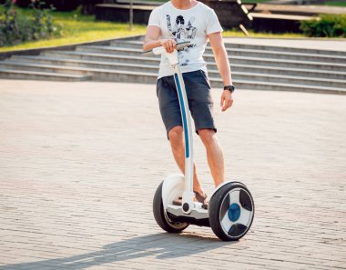 Beyaz delikanlı segway Şehir Parkı içinde sürme