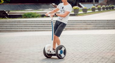 Beyaz delikanlı segway Şehir Parkı içinde sürme