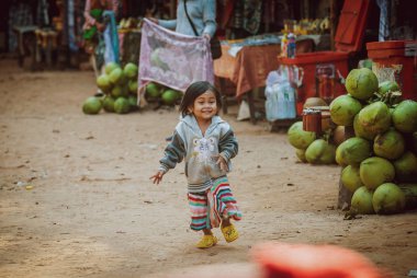 Kamboçya. Siem Reap - Mart 16/2016: Siem Reap sokak görünümü.